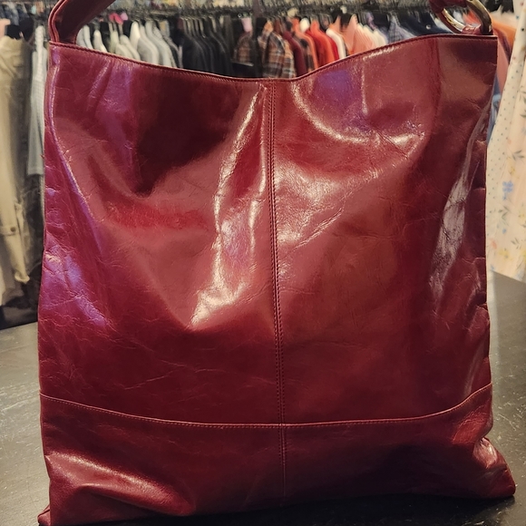 Hobo brand 16x16x16 square leather shoulder bag in dark red - Picture 2 of 6